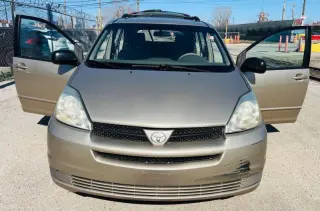 2004 Toyota Sienna LE 8 Passenger