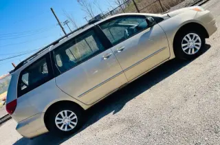 2004 Toyota Sienna LE 8 Passenger