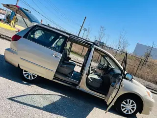2004 Toyota Sienna LE 8 Passenger