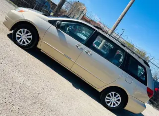 2004 Toyota Sienna LE 8 Passenger