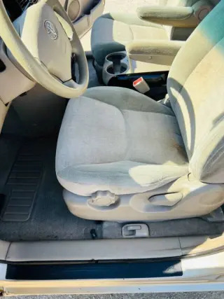 2004 Toyota Sienna LE 8 Passenger