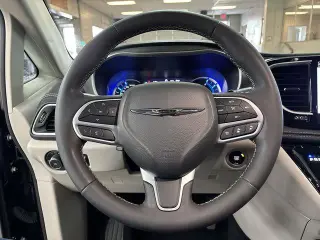 Chrysler Pacifica Plug-In Hybrid 2023 Touring L 4dr Mini-Van