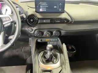 Mazda MX-5 Miata RF 2024 Club 2dr Convertible