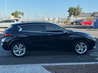 2017 INFINITI QX30 Premium