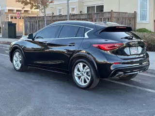2017 INFINITI QX30 Premium