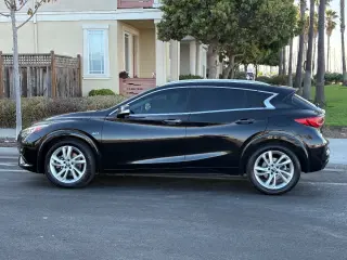 2017 INFINITI QX30 Premium