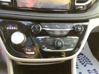 Chrysler Pacifica Plug-In Hybrid 2023 Limited 4dr Mini-Van