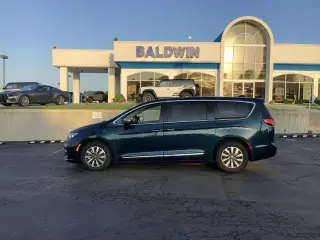 Chrysler Pacifica Plug-In Hybrid 2023 Limited 4dr Mini-Van