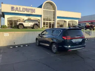 Chrysler Pacifica Plug-In Hybrid 2023 Limited 4dr Mini-Van