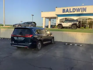Chrysler Pacifica Plug-In Hybrid 2023 Limited 4dr Mini-Van