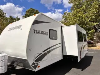 2010 Komfort Trailblazer LE 261
