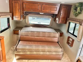 2013 Lance 1985 model  23 ft