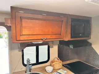 2013 Lance 1985 model  23 ft