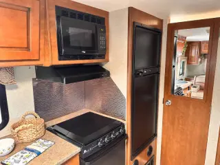 2013 Lance 1985 model  23 ft