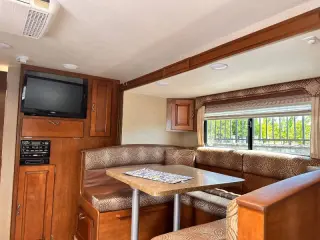 2013 Lance 1985 model  23 ft
