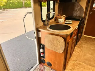 2013 Lance 1985 model  23 ft