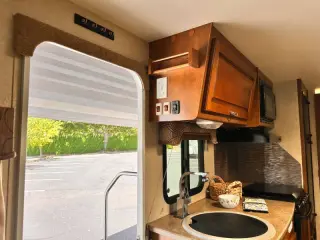 2013 Lance 1985 model  23 ft