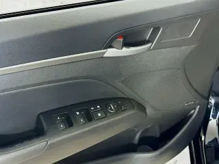 Hyundai ELANTRA 2017 SE 4dr Sedan 6M (US)