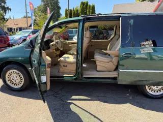 1997 Chrysler Town and Country LXi