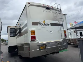 2006 Fleetwood RV Bounder 33R