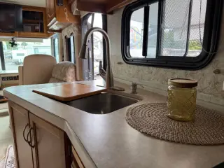 2006 Fleetwood RV Bounder 33R