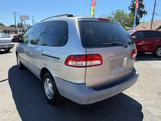 2001 Toyota Sienna LE
