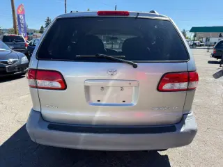 2001 Toyota Sienna LE