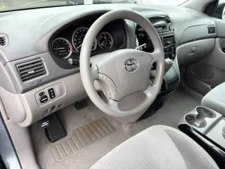 2004 Toyota Sienna LE 7 Passenger