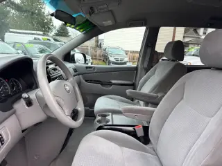2004 Toyota Sienna LE 7 Passenger