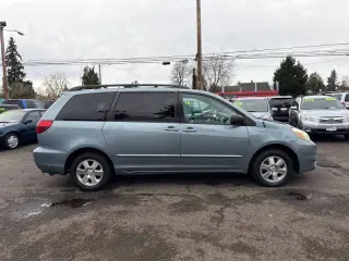 2004 Toyota Sienna LE 7 Passenger