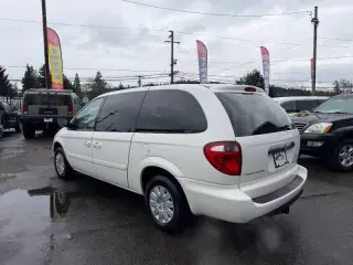 2006 Chrysler Town and Country LX