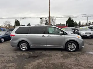 2013 Toyota Sienna XLE 7-Passenger Auto Access Seat