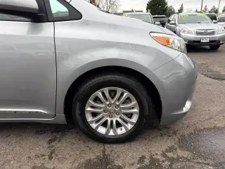 2013 Toyota Sienna XLE 7-Passenger Auto Access Seat