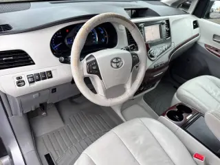 2013 Toyota Sienna XLE 7-Passenger Auto Access Seat