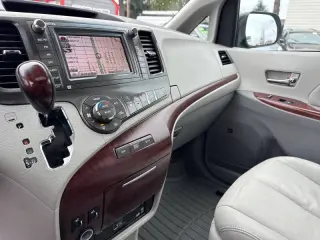 2013 Toyota Sienna XLE 7-Passenger Auto Access Seat