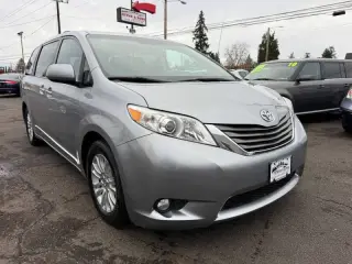 2013 Toyota Sienna XLE 7-Passenger Auto Access Seat