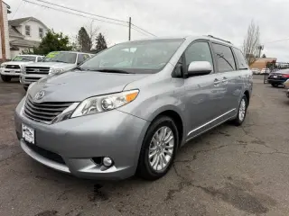 2013 Toyota Sienna XLE 7-Passenger Auto Access Seat