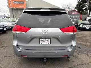 2013 Toyota Sienna XLE 7-Passenger Auto Access Seat