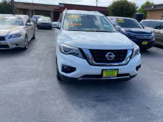 2017 Nissan Pathfinder SV