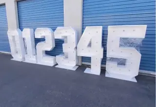 Números con luz de 4 ft en ren