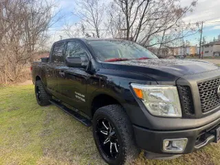 2017 Nissan Titan