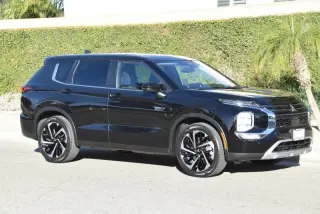 2023 Mitsubishi Outlander PHEV SE