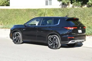 2023 Mitsubishi Outlander PHEV SE