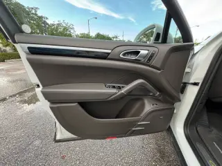 2017 Porsche Cayenne S E-Hybrid Platinum Edition