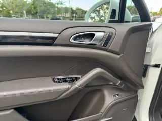 2017 Porsche Cayenne S E-Hybrid Platinum Edition