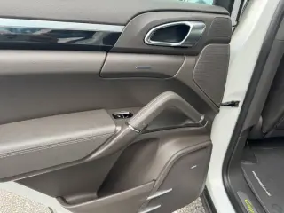 2017 Porsche Cayenne S E-Hybrid Platinum Edition