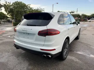 2017 Porsche Cayenne S E-Hybrid Platinum Edition
