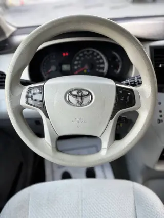 2014 Toyota Sienna LE Mobility 7-Passenger