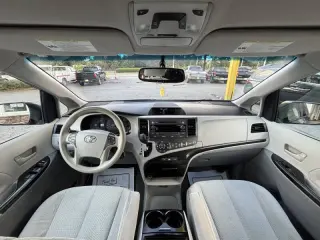 2014 Toyota Sienna LE Mobility 7-Passenger