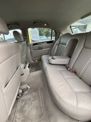 2010 Lincoln Town Car Signature Limited
